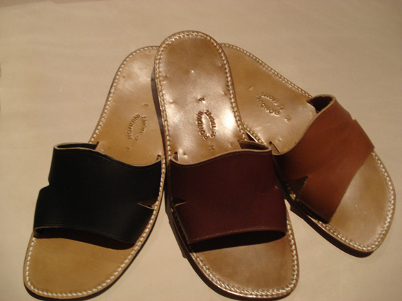 Sandaler Bande coupée naturel i sort, mørkebrun og brun fra Rondini Saint-Tropez sandaler.