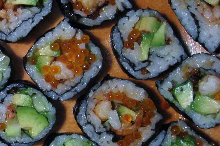 Hjemmelavet sushi - maki med avocado, agurk, krabbekød og lakserogn.
